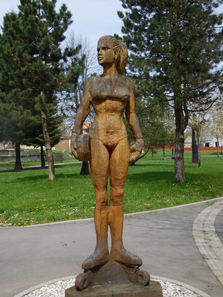 dřevěná socha v parku